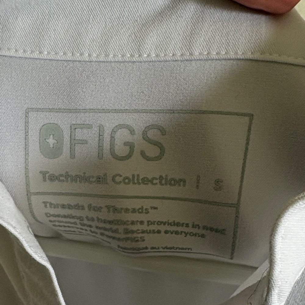 SET : FIGS women’s White Jogger Pants and Top - Picture 6 of 6